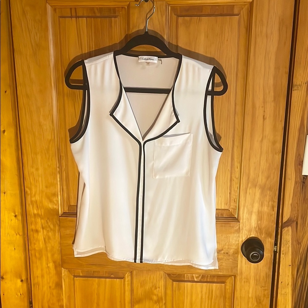 ☄️2 for $14 SaLe 💫Calvin Klein Sleeveless White/Black Trim Blouse V neck EUC Md